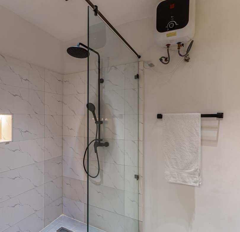 810